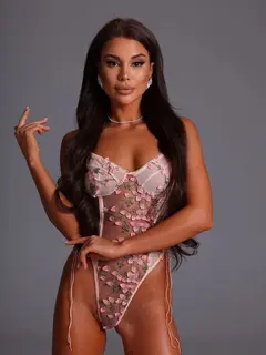 Laura profile in Dubai